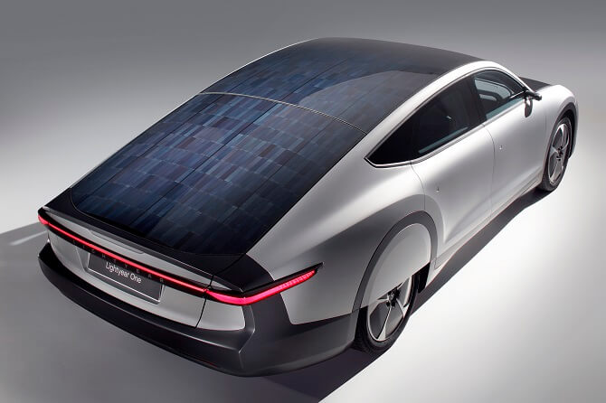 solární panely na střeše elektromobilu Lightyear One